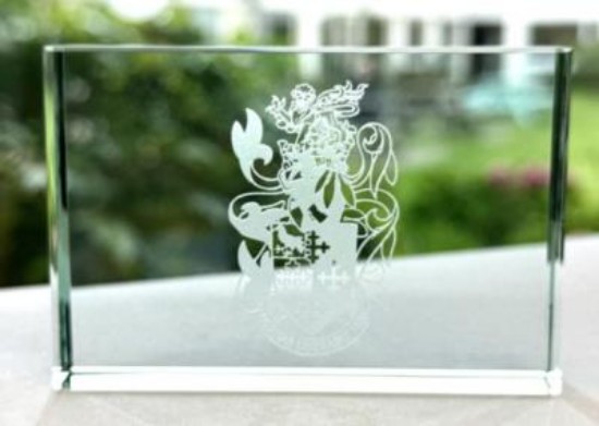 Picture of University Paperweight (Glass) With Presentation Box